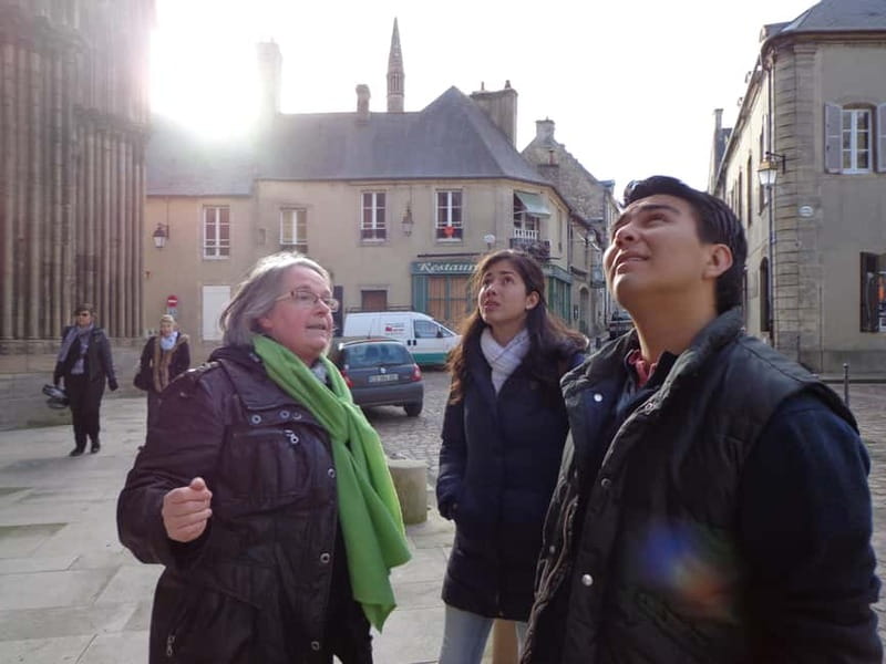 Bayeux: 9.30 DAILY 2-HOUR WALKING GROUP CITY TOUR IN ENGLISH - The binder of old photos: how the guide makes the past click