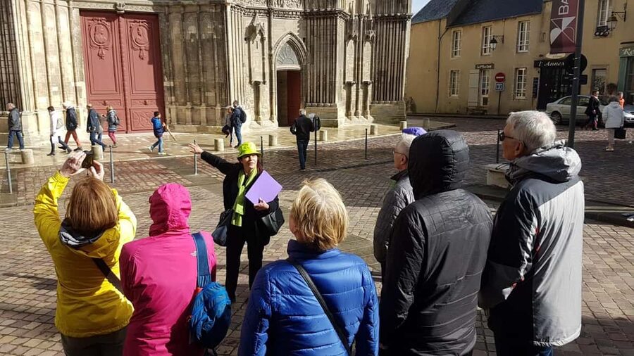 Bayeux: 9.30 DAILY 2-HOUR WALKING GROUP CITY TOUR IN ENGLISH - Guide energy and pace: what makes this group work