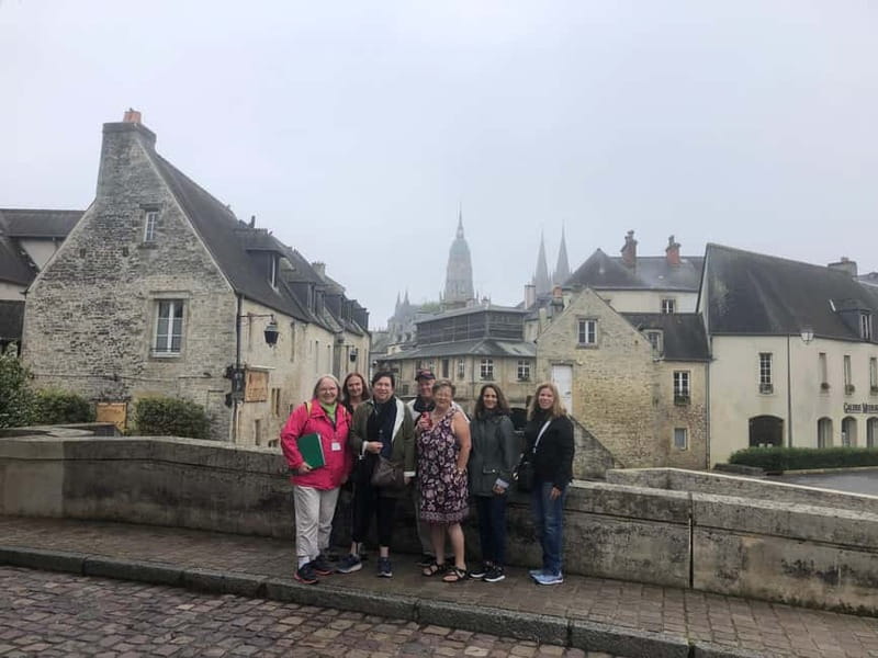 Bayeux: 9.30 DAILY 2-HOUR WALKING GROUP CITY TOUR IN ENGLISH - Meeting at the Bayeux Tourist Office, finding your green-hat guide