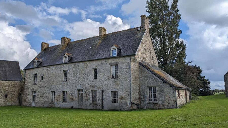 Bayeux: Band Of Brothers Full-Day Tour - Brecourt Manor and the Four Guns That Hit Utah Beach