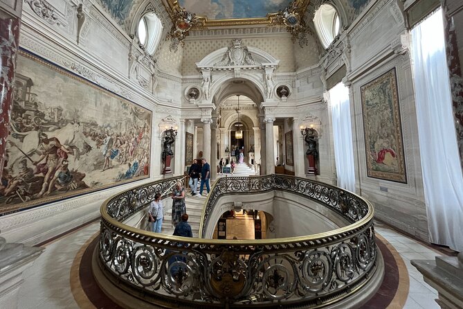 Chantilly Tour: Great Stables and Renaissance Meal from Paris - Art Gallery Time: Raphael and Poussin in a Staged Experience