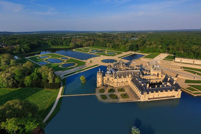 Chantilly Tour: Great Stables and Renaissance Meal from Paris - Great Stables Still in Use: Horses, History, and the Live Show