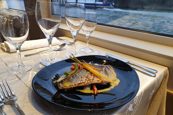Dinner Cruise Prestige Check-out from the Eiffel Tower - Service and staff: attentive, friendly, and good at special moments
