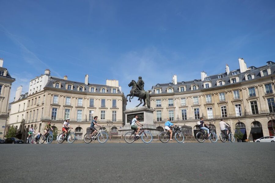 Discover Paris by bike - Le Marais, Centre Pompidou, and Place du Châtelet: Finishing With Neighborhood Energy