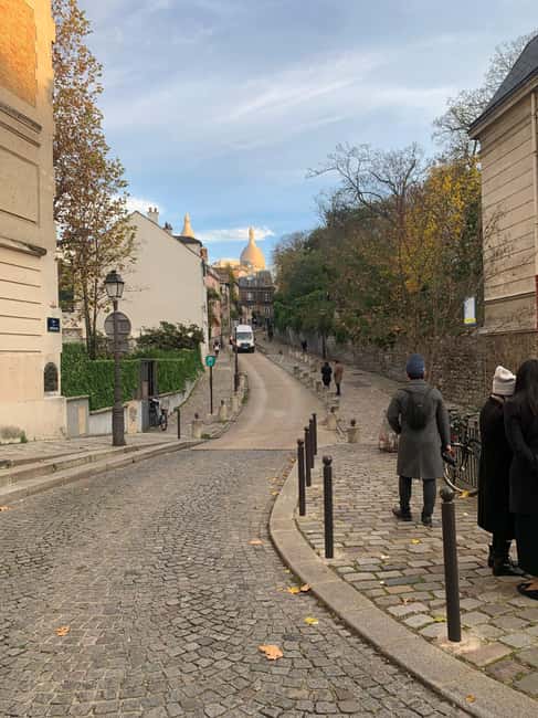 Eat, play & Love - Montmartre Walking Tour- Kids friendly - - Montmartre, but make it a neighborhood city break