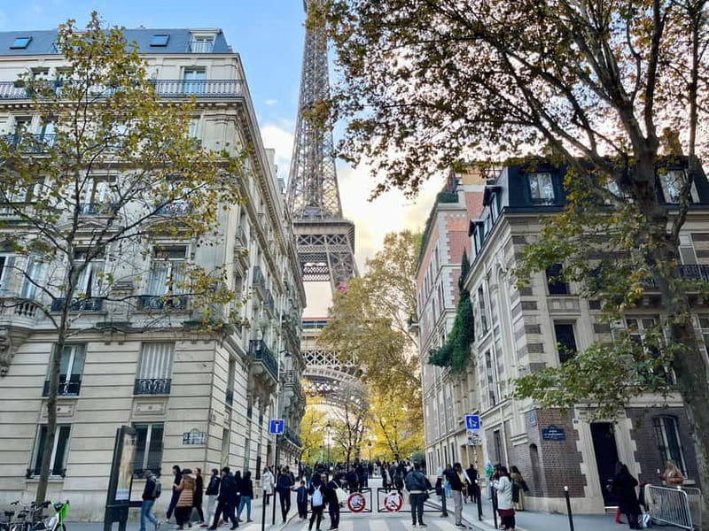 Eiffel Tower with Summit and 2nd Floor Access Guided Tour - Meeting point at Av. Elisée Reclus, and how to find your guide