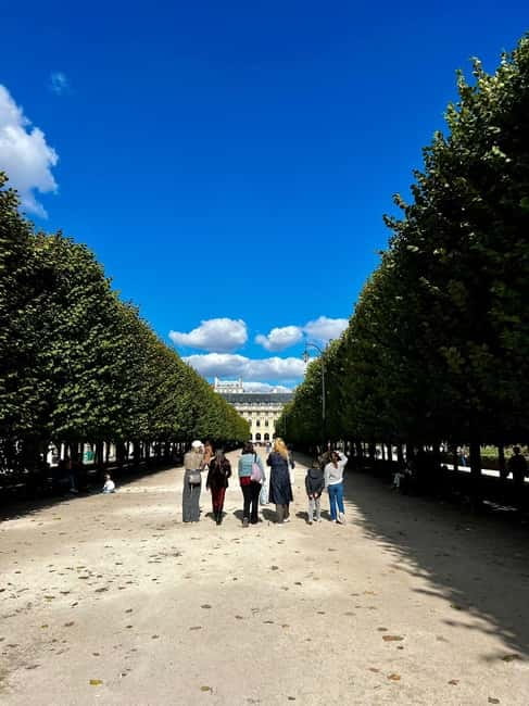 Emily inspired walking tour - Le Kiosque des Noctambules and the Emily-style warm up