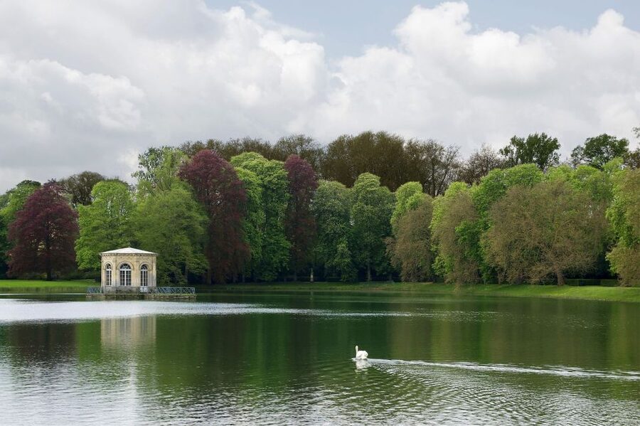 Fontainebleau: Palace Private Guided Tour with Ticket - The Palace Stroll: From Royal Hunting Lodge to Family Home