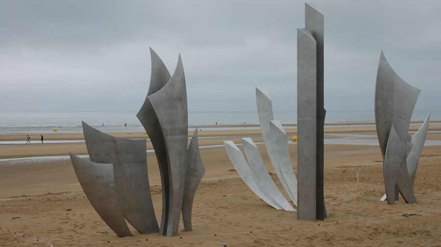 From Bayeux: Omaha Beach, Cemetery, and Pointe du Hoc Tour - Omaha Beach in 40 minutes, with guided context and real viewing time