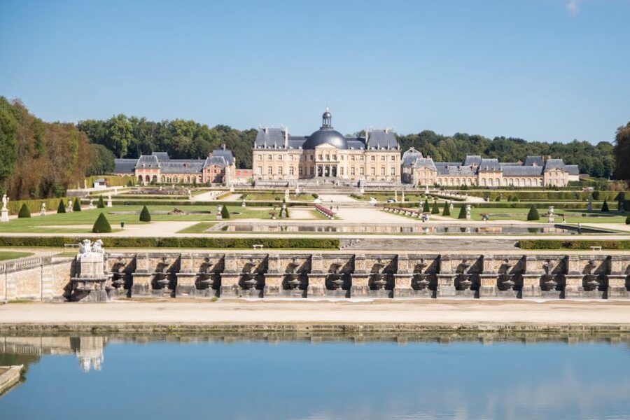 From Paris: Chateau de Fontainebleau & Vaux-Le-Vicomte Tour - The role of the guide and audio guides, and why it matters
