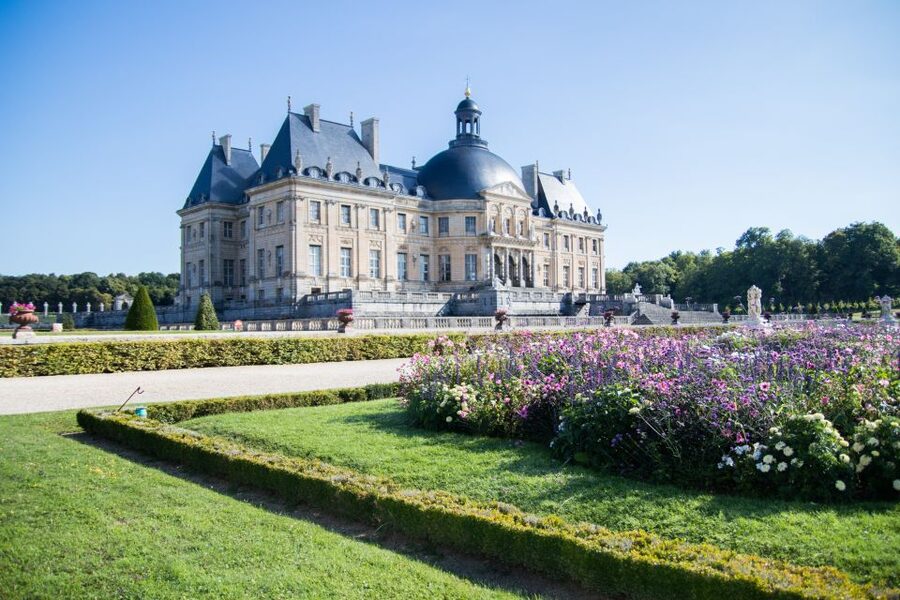 From Paris: Chateau de Fontainebleau & Vaux-Le-Vicomte Tour - Meeting at La Flamme and getting out on time
