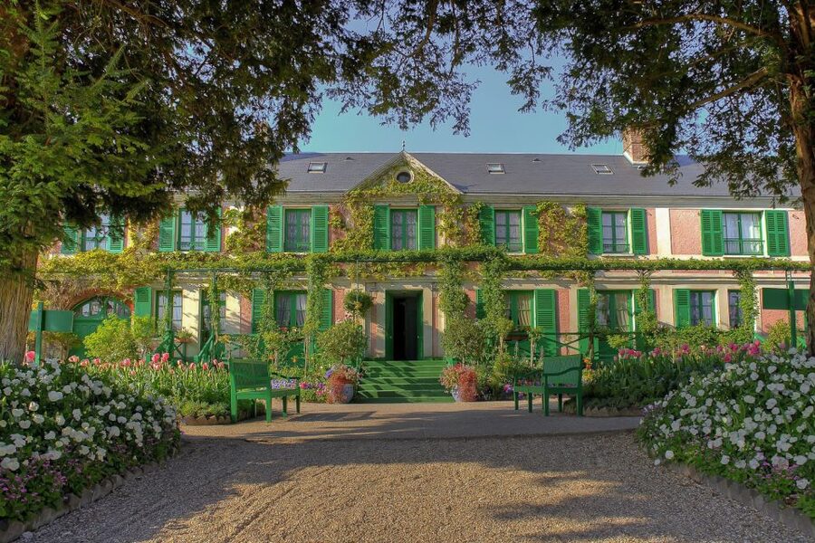 From Paris: Giverny and Versailles Private Full-Day Trip - Entering Versailles with Skip-the-Line Tickets
