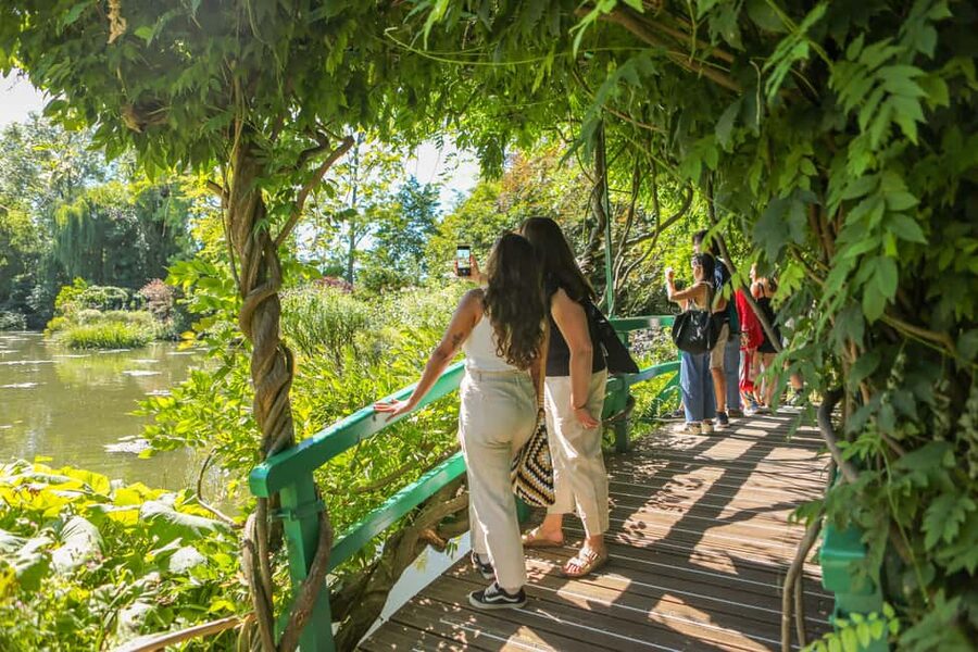 From Paris: Giverny Audio-Guided Tour - Meeting Point in Paris: Le Champs de Mars, 8:15 AM departure