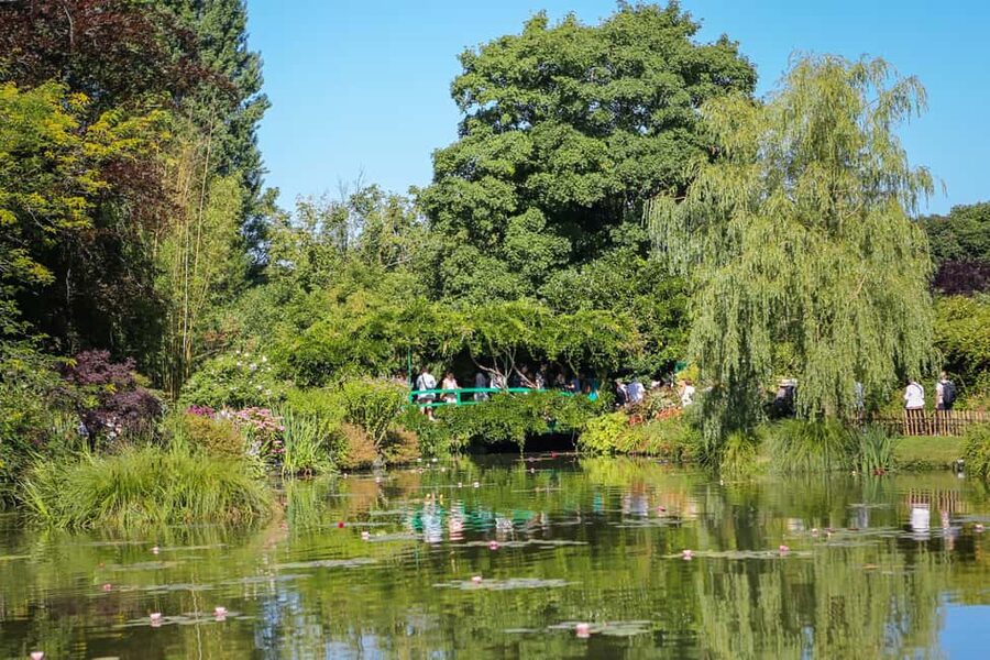 From Paris: Giverny Day Trip with Audio Guide or Live Guide - Why Giverny feels like a color lesson you can walk through
