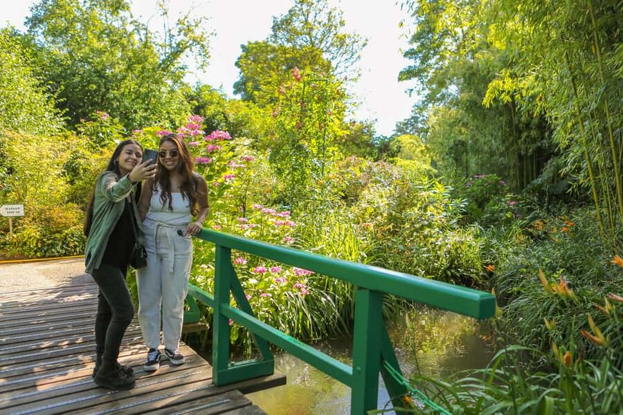 From Paris: Giverny Day Trip with Audio Guide or Live Guide - First stop: arriving in Giverny and using the skip-the-line entry well