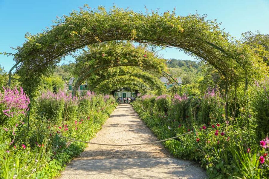 From Paris: Giverny Day Trip with Audio Guide or Live Guide - The water garden walk: lilies, weeping willows, and the classic views