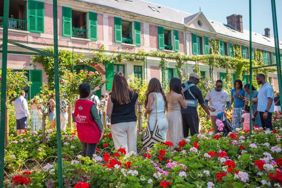 From Paris: Giverny Day Trip with Audio Guide or Live Guide - Getting from Paris to Giverny by air-conditioned coach