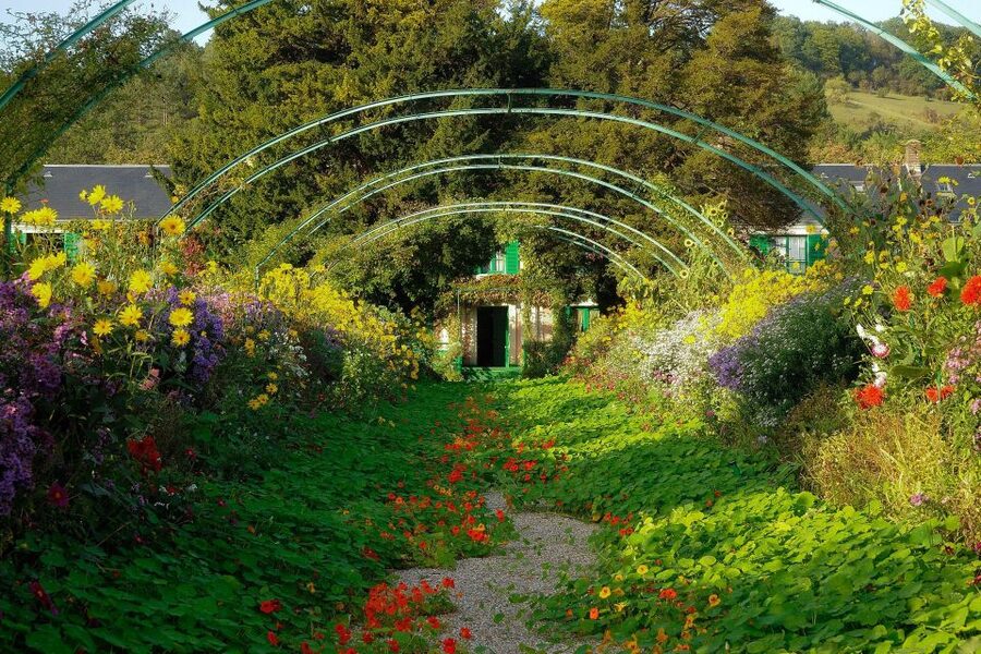 From Paris: Giverny & Monet’s House Skip-the-Line Tour - Flower garden paths, stairs, and crowd control in real life