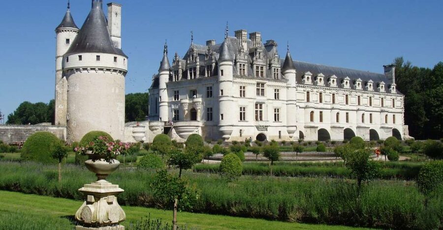 From Paris: Loire Valley Castles Full-Day Tour with Lunch - Chateau d’Amboise: Gothic Meets Renaissance Royal Life