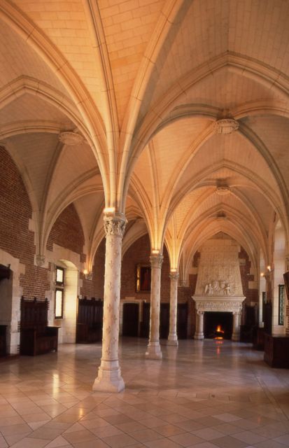 From Paris: Loire Valley Castles Full-Day Tour with Lunch - Lunch at a Bakery: Good Break, Variable Vibe