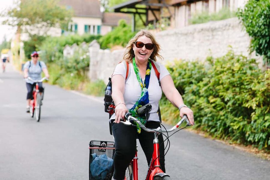 From Paris: Monet Garden & Giverny Bike Tour and Picnic Stop - Cycling the Seine to Giverny, and why the flat route matters