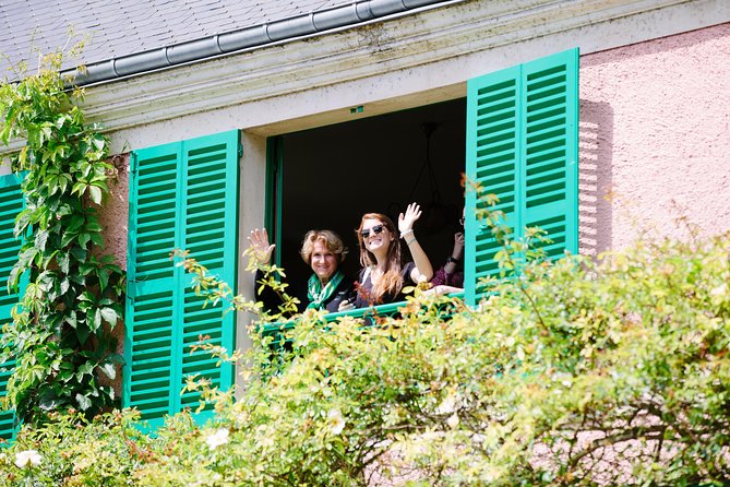 From Paris: Monet Gardens & Giverny Bike Tour with Picnic Stop - Getting Bikes and Helmets Without a Whole Side Quest