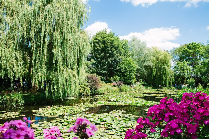From Paris: Monet Gardens & Giverny Bike Tour with Picnic Stop - Crossing the Seine and Riding Toward Giverny