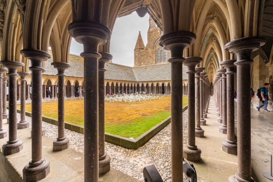 From Paris: Mont Saint Michel Day Trip with a Guide - Meeting point and getting started near Porte des Ternes