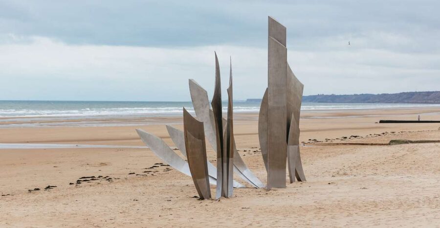 From Paris: Normandy D-Day Landing Beaches Full-Day Tour - Omaha Beach and German bunkers: reading the shoreline with D-Day plans