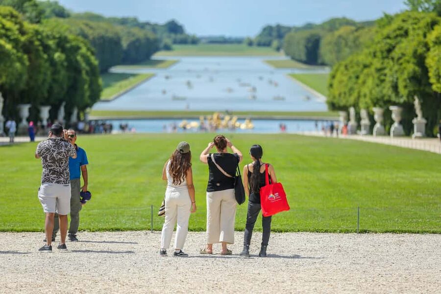 From Paris: Versailles Guided Tour with Skip-the-Line Entry - Fountain Show and the April to October Window