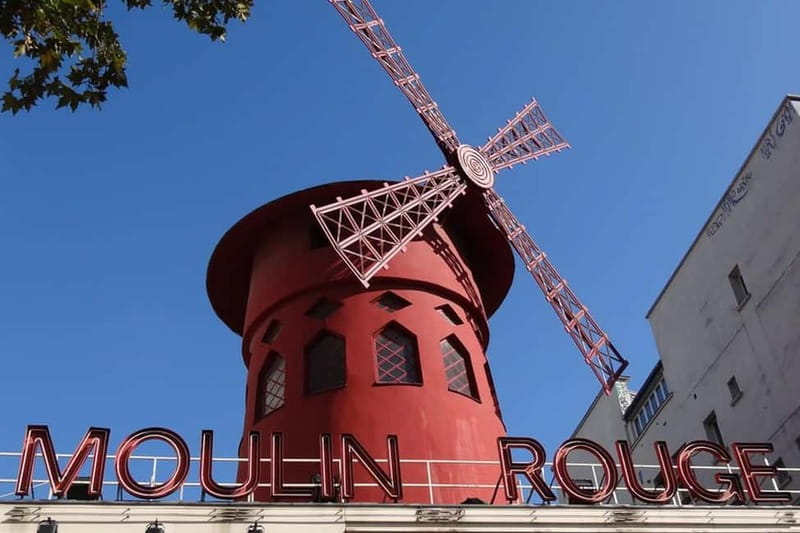 German private Walking Tour through Montmartre & Passages - Moulin Rouge to Sacré-Cœur: turning the volume down as you climb