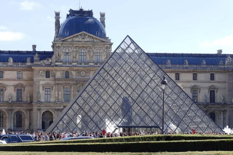 German private Walking Tour through Montmartre & Passages - The heart of Montmartre: stepping into the artist footsteps