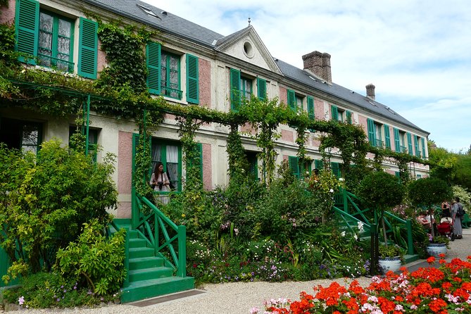 Giverny and Versailles Small Group Day Trip from Paris with Lunch - Versailles gardens time: fountains, topiary, and managing expectations