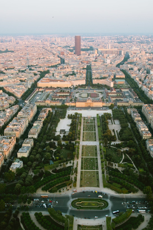 Highlights of Paris Bike Tour in English or Dutch - Guides and group vibe: the difference between facts and a good ride