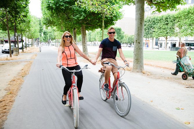 Highlights of Paris Bike Tour w/ a Local Guide (English or Dutch) - What I’d pay attention to: helmets, rain, and group size