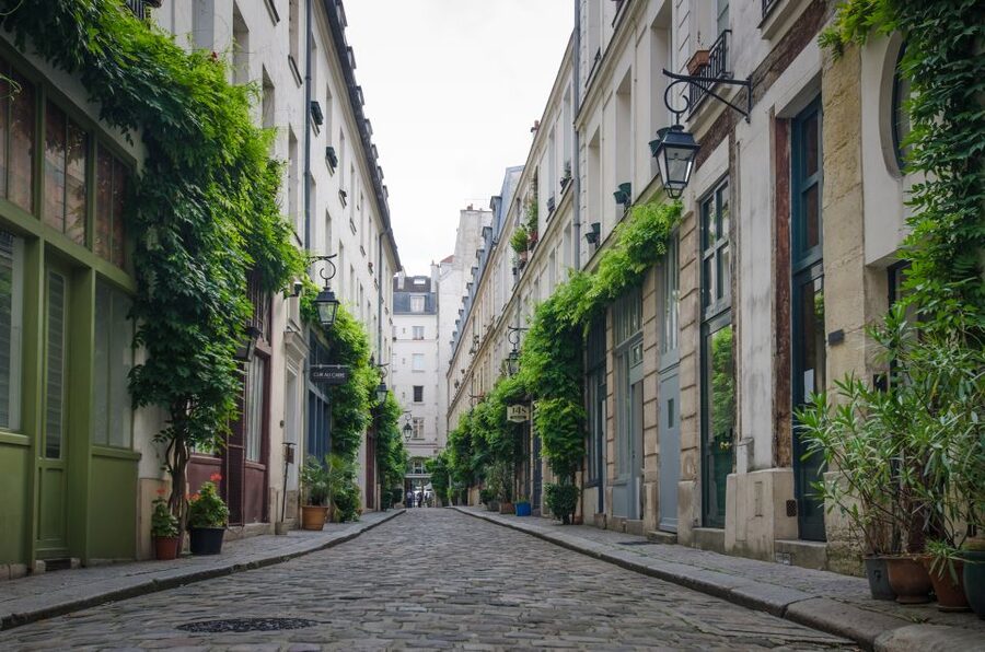 Le Marais: Explore Old Paris with a Local Host - Pompidou Centre area and a modern contrast you can feel