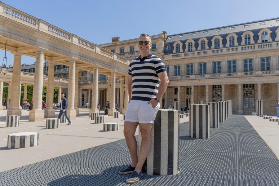 Louvre area photo shoot by Paris photographer - Key highlights that make this Louvre photo session worth your time