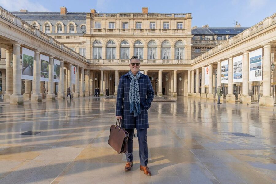 Louvre area photo shoot by Paris photographer - Louvre Museum pyramid photo stop, classic views with better positioning