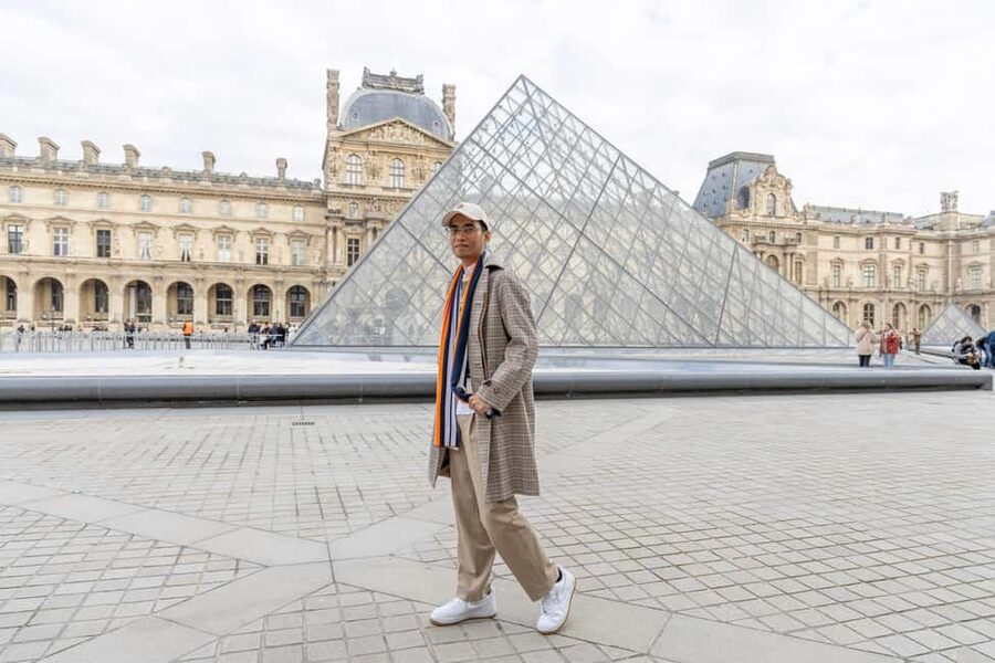 Louvre area photo shoot by Paris photographer - What you actually get after the shoot: 200+ original high-res JPEGs
