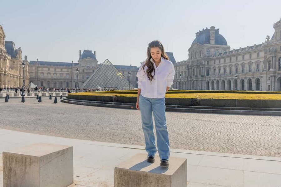 Louvre area photo shoot by Paris photographer - Editing expectations: no body retouching, no RAW CR3 files