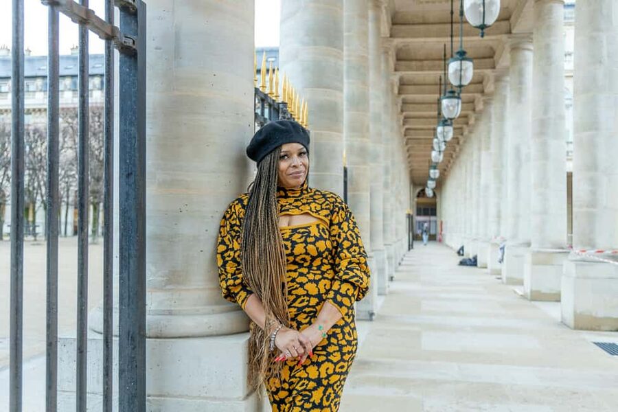 Louvre area photo shoot by Paris photographer - Timing rules you should not ignore: arrive on time