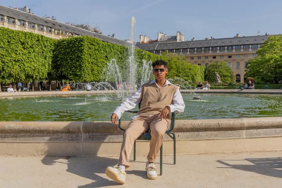 Louvre area photo shoot by Paris photographer - Wheelchair accessibility and a central Paris setting