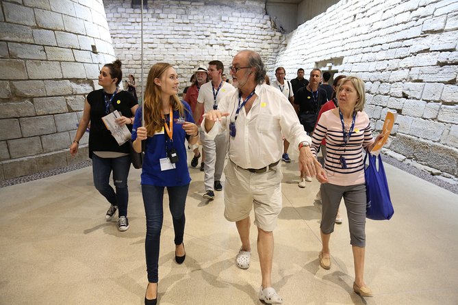 Louvre Museum Masterpieces Guided Tour with Access - How audio headsets keep you present instead of lost in the crowd