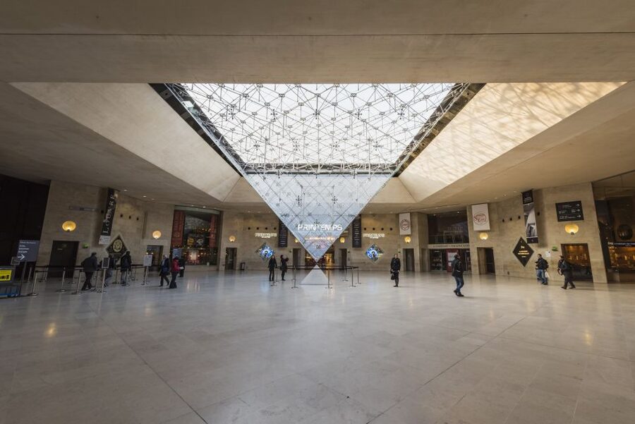Mona Lisa & Louvre Masterpieces Tour with Reserved Access - Louvre Pyramid Photo Stop and a 30-Minute Head Start