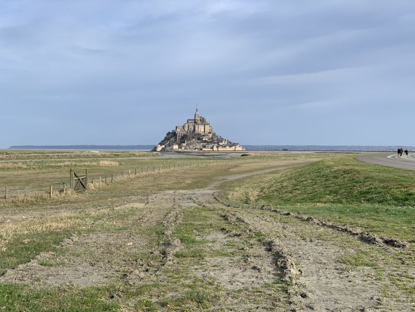 Mont Saint Michel: Walking Tour & Optional Abbey Ticket - Guide styles in English and French: what you gain, and what can trip you up