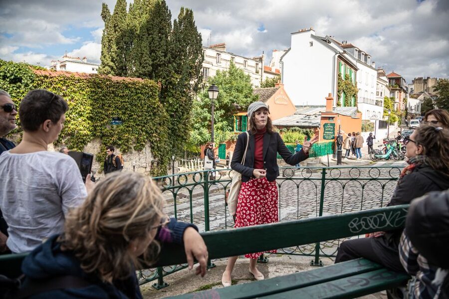 Montmartre en chansons: tour with a professional singer - Théâtre Lepic and the Dalida statue: quick stops with big payoffs
