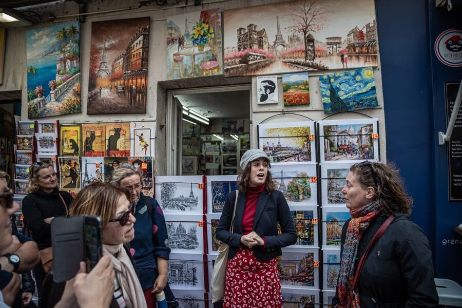 Montmartre en chansons: tour with a professional singer - Place du Tertre and the Sacré-Cœur finish line