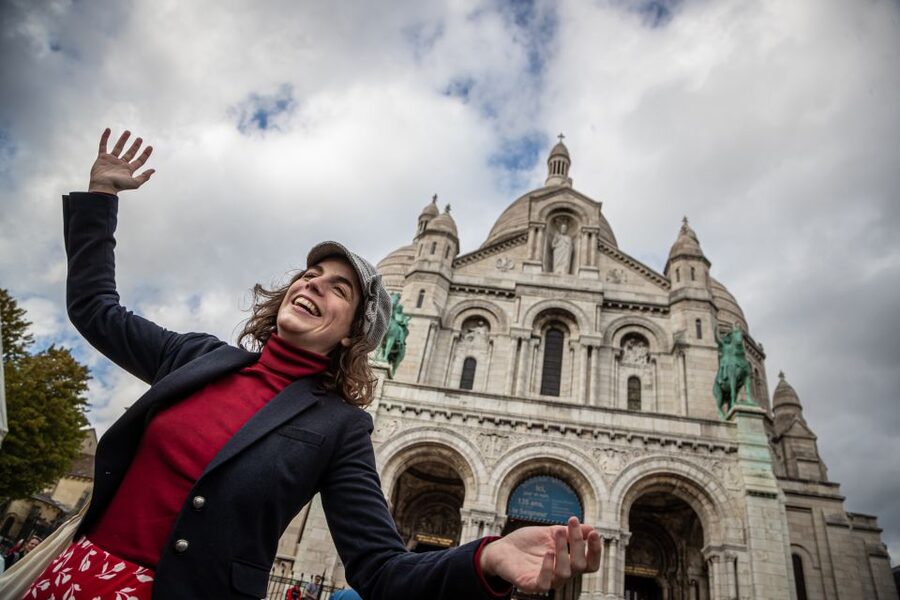 Montmartre en chansons: tour with a professional singer - Starting at Place des Abbesses, then walking into the Wall of Love mood