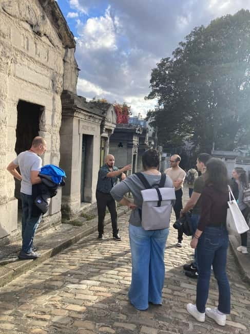 Montmartre for Art Lovers - Walking tour with Expert Guide - Moulin de la Galette, Le Passe-Muraille, and Square Suzanne Buisson