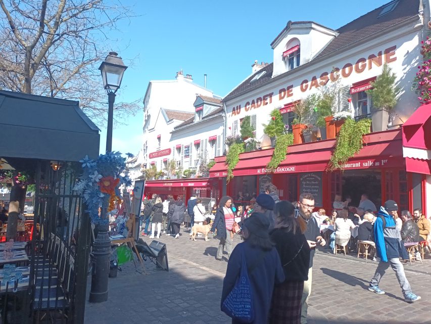 Montmartre: Guided Tour for Kids and Families - Place du Tertre: where artists and kids both get attention